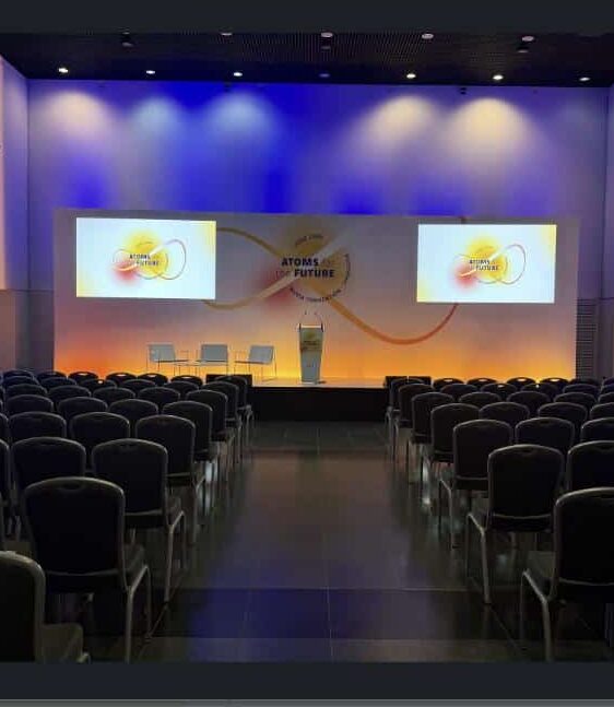 Salle plénière de la convention Nuvia organisée par Force Rose à Tarragone, avec écrans de scène "Atoms for the Future"